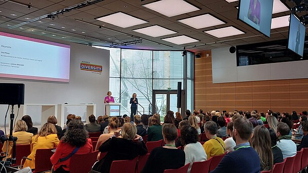 Teilnehmende beim Kongress des Vereins "Charta der Vielfalt"