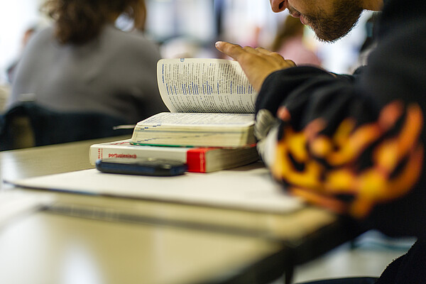 Junger Mann bei der Weiterbildung