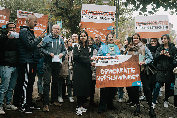 Demonstrierende mit Plakaten