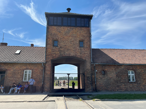 Das Eingangstor zum Vernichtungslager Auschwitz