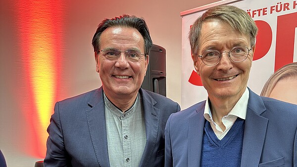 Bundesgesundheitsminister Karl Lauterbach (rechts) und Thiemo Fojkar, Vorstandsvorsitzender des Internationalen Bundes (IB) bei der Veranstaltung