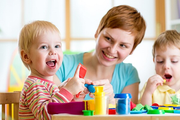 Erzieherin mit Kindern