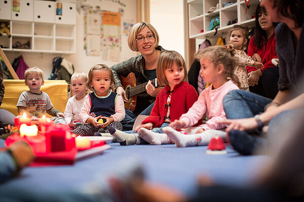 Erzieherinnen singen mit Kindern in einer IB-Kita