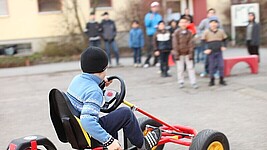 Spielende Kinder in einem IB-Wohnheim für Geflüchtete