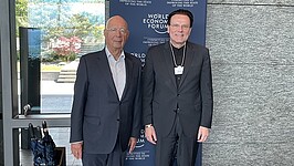 Klaus Schwab, Gründer des Weltwirtschaftsforums (links) und Thiemo Fojkar, Vorstandsvorsitzender des Internationalen Bundes (IB)
